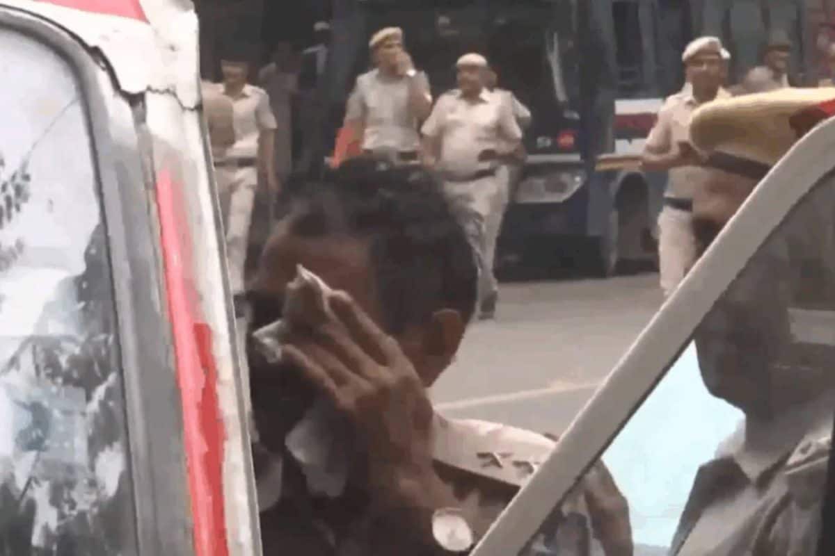‘പ്രതിഷേധക്കാർ വലിച്ചിഴച്ചു, കല്ലെറിഞ്ഞു’ സിജെപി പ്രക്ഷോഭത്തിനിടെ ആക്രമിക്കപ്പെട്ട ഡൽഹി പോലീസ് ഉദ്യോഗസ്ഥന്റെ വെളിപ്പെടുത്തൽ
