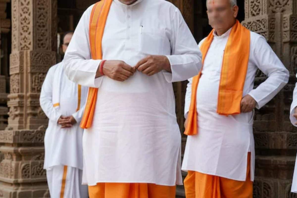 പൂജാരിമാർക്ക് ഇനി കീശയില്ലാത്ത വേഷം; ഹരിദ്വാറിലെ മാനസദേവി ക്ഷേത്രം വസ്ത്രധാരണ രീതി മാറ്റിയതിന് പിന്നിൽ