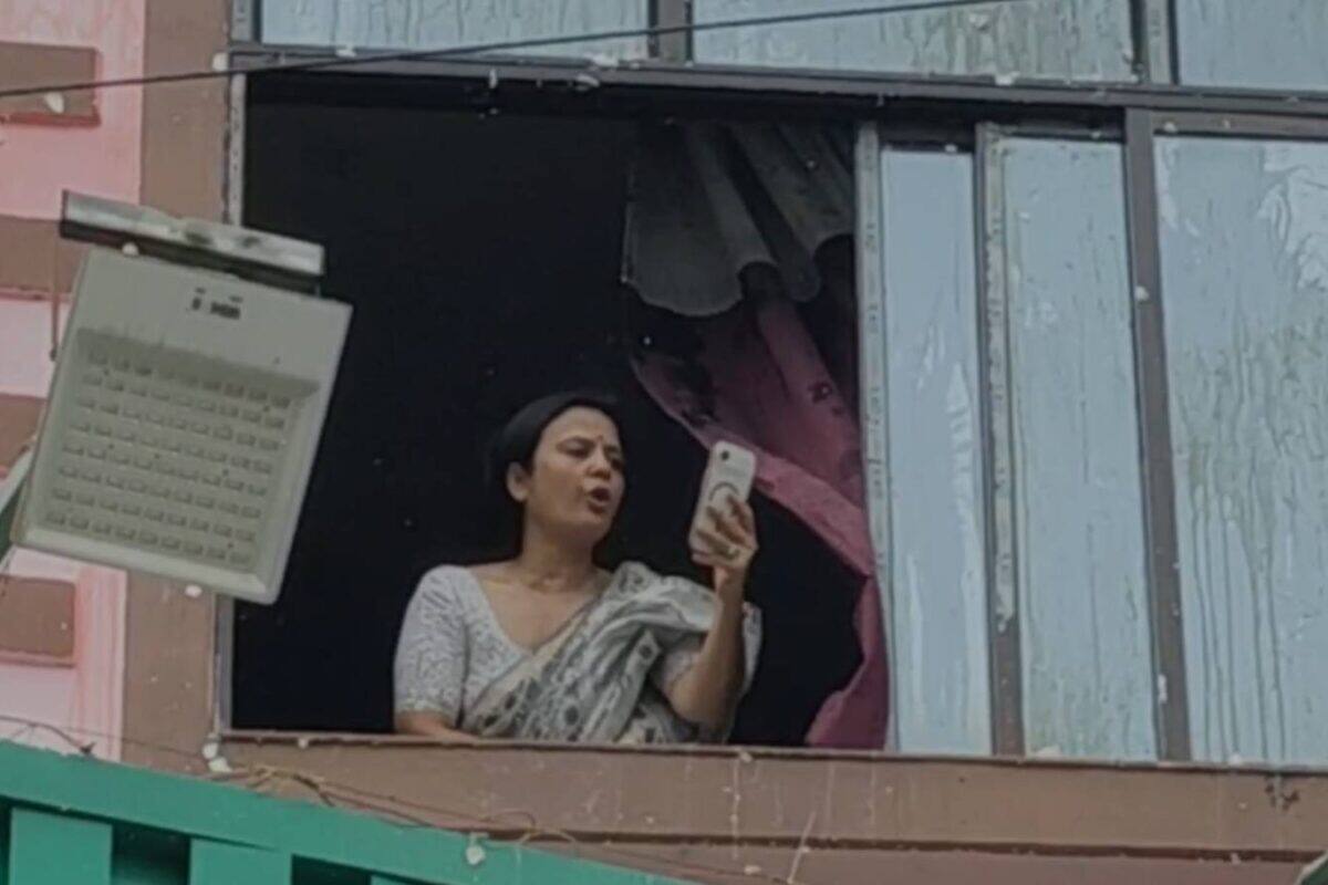 ബംഗാളിൽ തൃണമൂൽ കോൺഗ്രസ് എംപി മഹുവ മൊയ്ത്രയ്ക്ക് നേരെ മുട്ടയേറ്