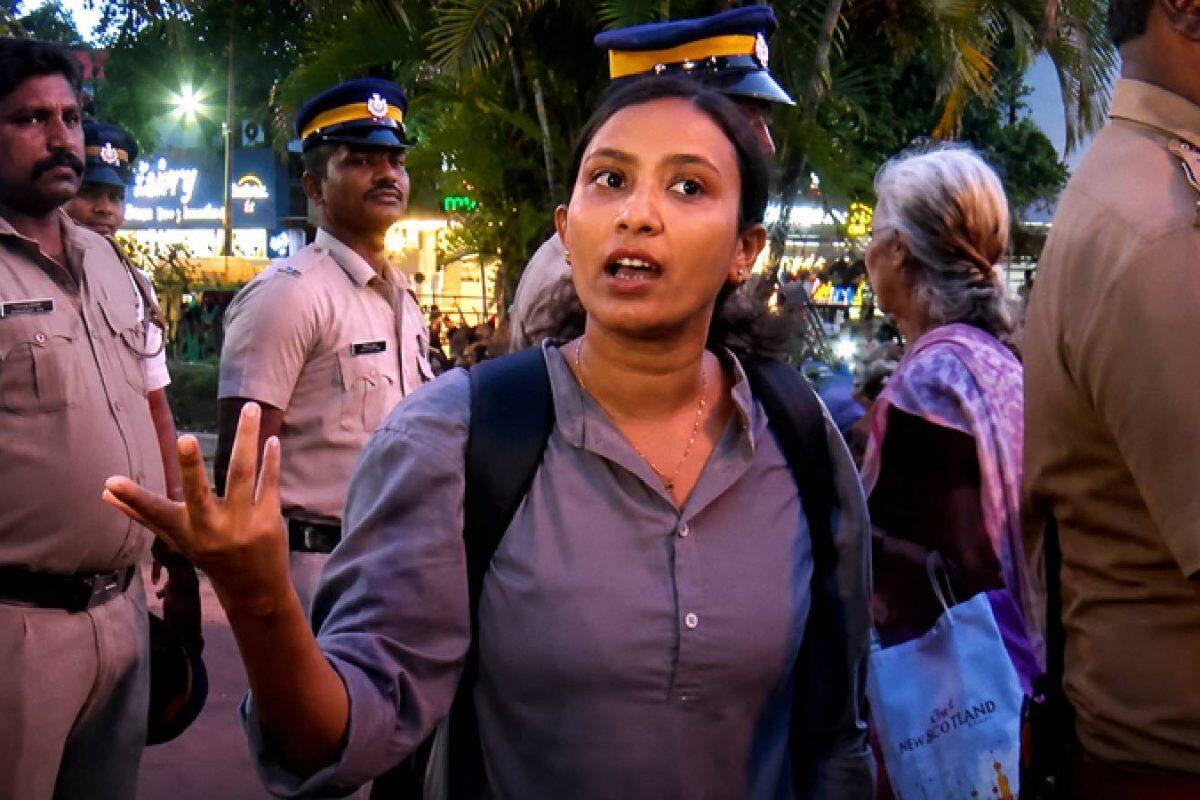 ‘റോഡിന്റെ നടുവിലാണോ പരിപാടി നടത്തുന്നത്?’ NSS റാലിക്കിടെ റോഡ് ബ്ലോക്കായതിൽ യാത്രക്കാരിയുടെ പ്രതിഷേധം