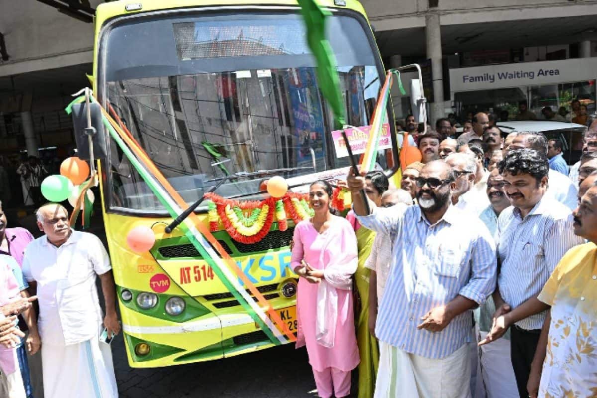 വന്നത് പച്ച വണ്ടി; സ്ത്രീകൾക്ക് രാത്രി യാത്രയ്ക്കായി കെഎസ്ആർടിസി പിങ്ക് ബസ് സർവീസിന് തുടക്കം