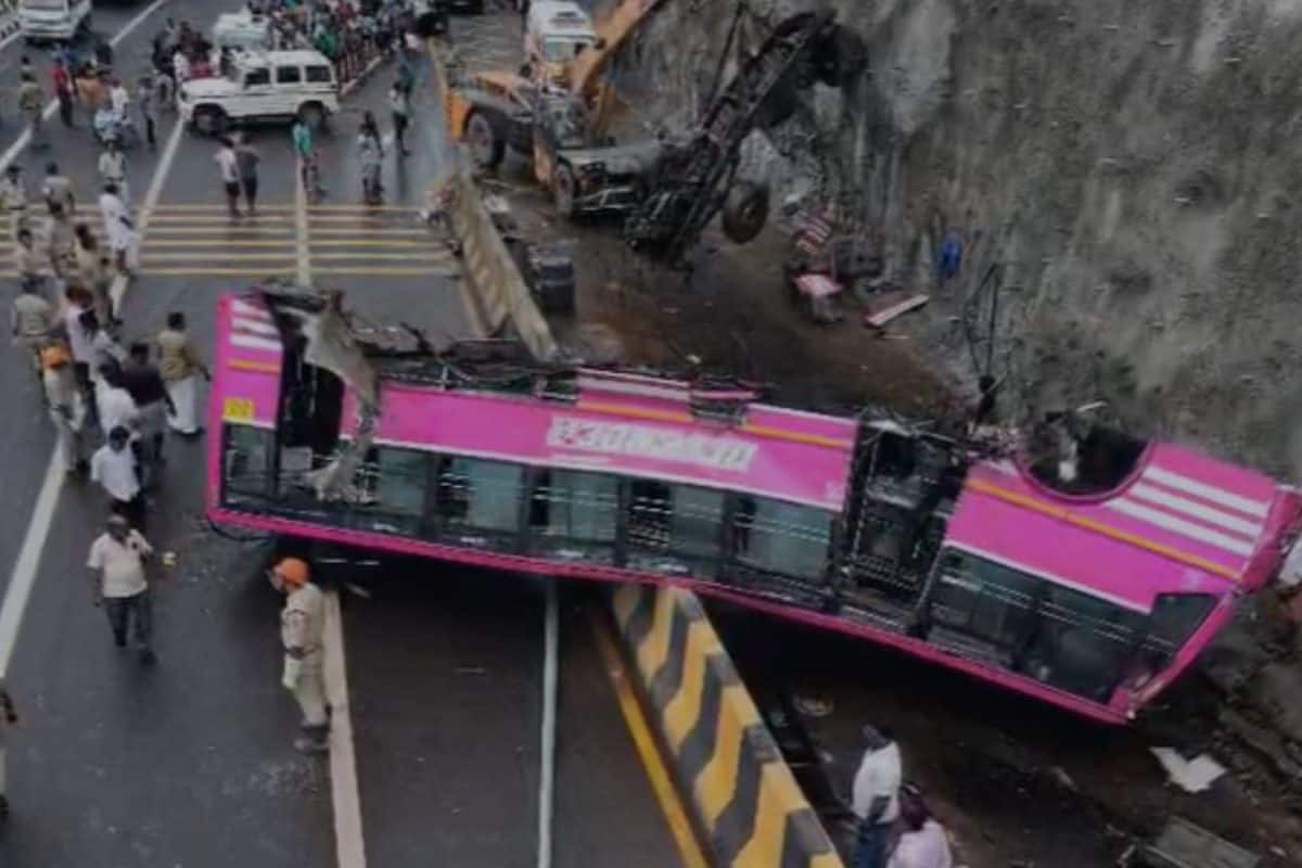 മലപ്പുറത്ത് സ്വകാര്യബസ് കാറിന് മേല് തലകീഴായി മറിഞ്ഞു; ഒരാള് മരിച്ചു; മൂന്നുപേര്ക്ക് ഗുരുതര പരുക്ക്