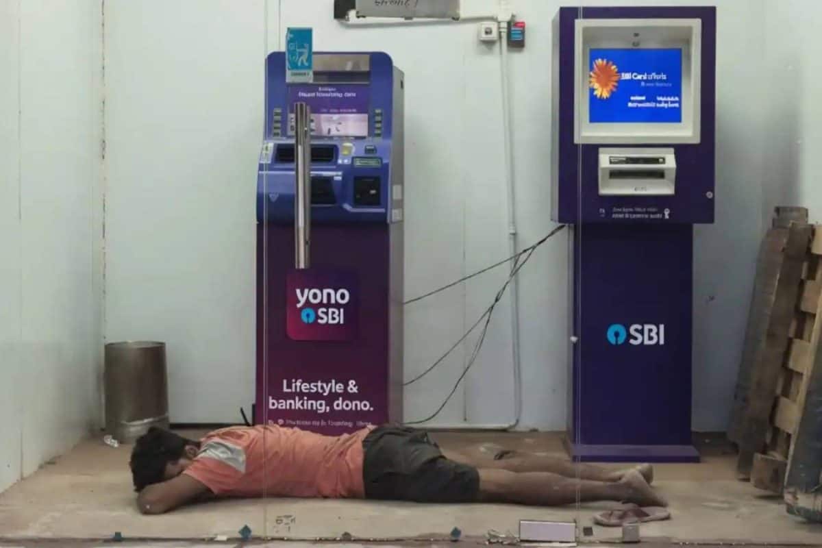 ബെഡ്റൂമല്ല, ATM കൗണ്ടറാണേ...; എസിയുള്ള SBI എടിഎം കൗണ്ടറിൽ യുവാവിന്റെ സുഖനിദ്ര