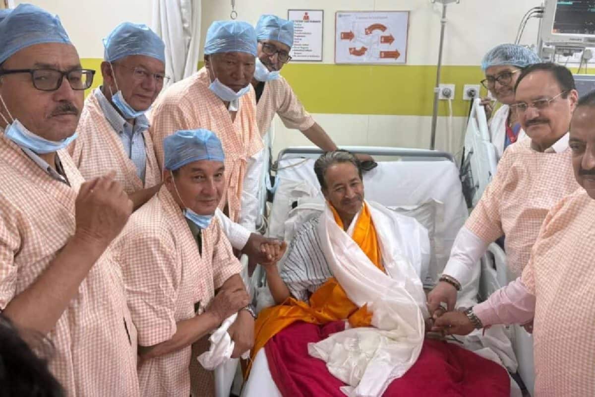 26 ദിവസത്തെ നിരാഹാര സമരം അവസാനിപ്പിച്ച് സോനം വാങ്ചുക്; തീരുമാനം 'നീണ്ട ചർച്ചകൾക്ക്' ശേഷമെന്ന് പ്രതികരണം