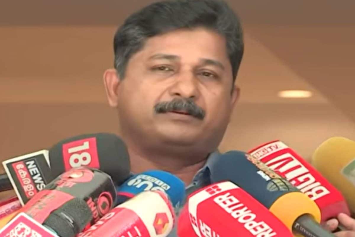 'ദേശാഭിമാനി എന്ത് കൊടുക്കണമെന്ന് തീരുമാനിക്കുന്നത് നിങ്ങളല്ല... ഞങ്ങളാണ്'; 'കള്ളൻ വിജയൻ' വിവാദത്തിൽ എം.സ്വരാജ്