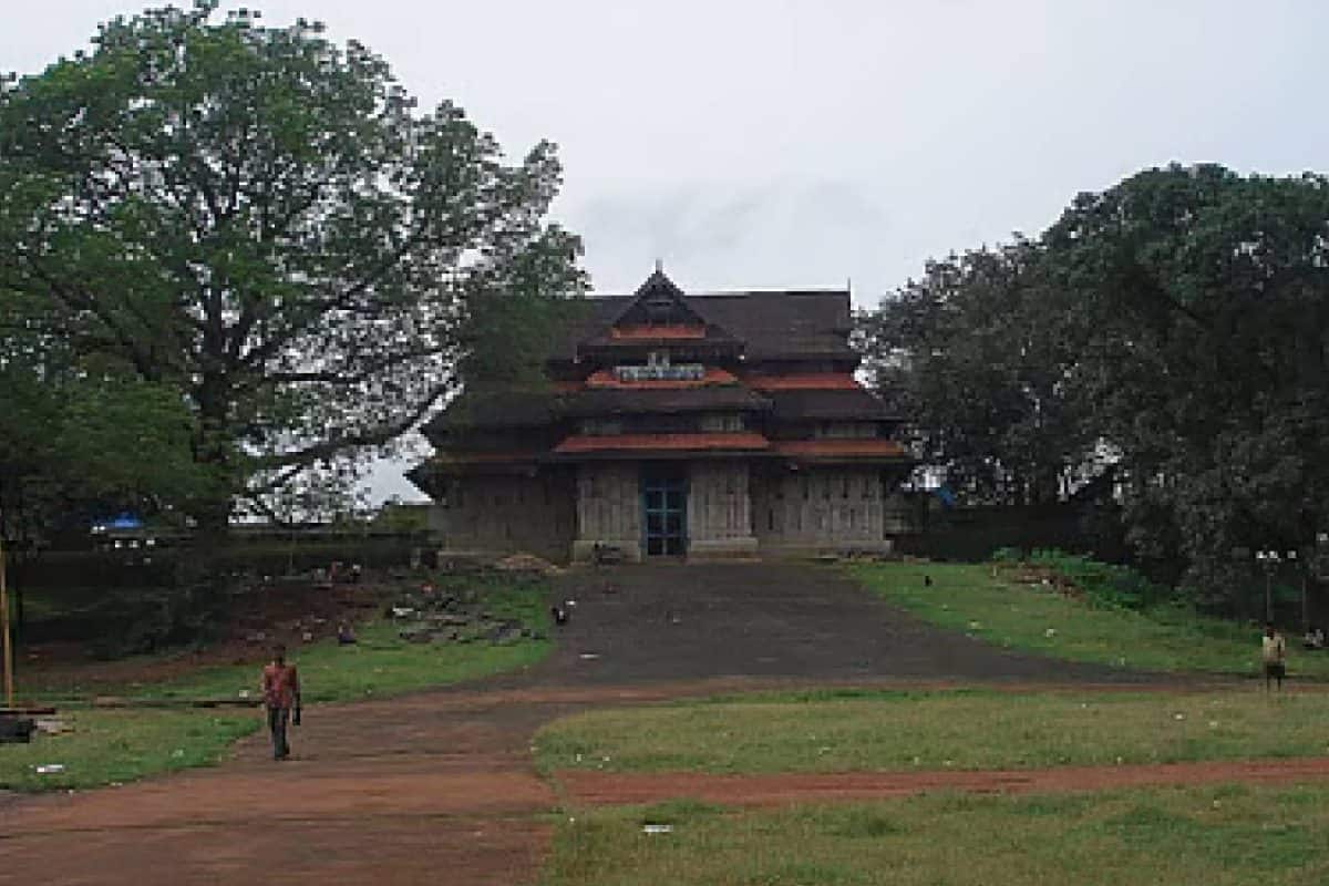 തൃശൂർ തേക്കിൻകാട് മൈതാനത്ത് രാഷ്ട്രീയ പരിപാടികൾക്ക് ഹൈക്കോടതി പൂർണ വിലക്കേർപ്പെടുത്തി