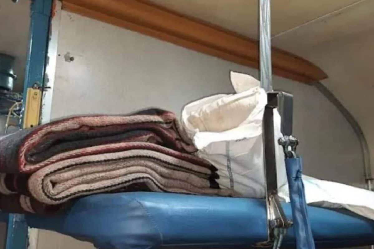 ട്രെയിനിലെ എസി കോച്ച് യാത്രക്കാർ 4 വർഷത്തിനിടെ മോഷ്ടിച്ചത് 1.27 കോടി ബെഡ്ഷീറ്റുകളും ടവലുകളും