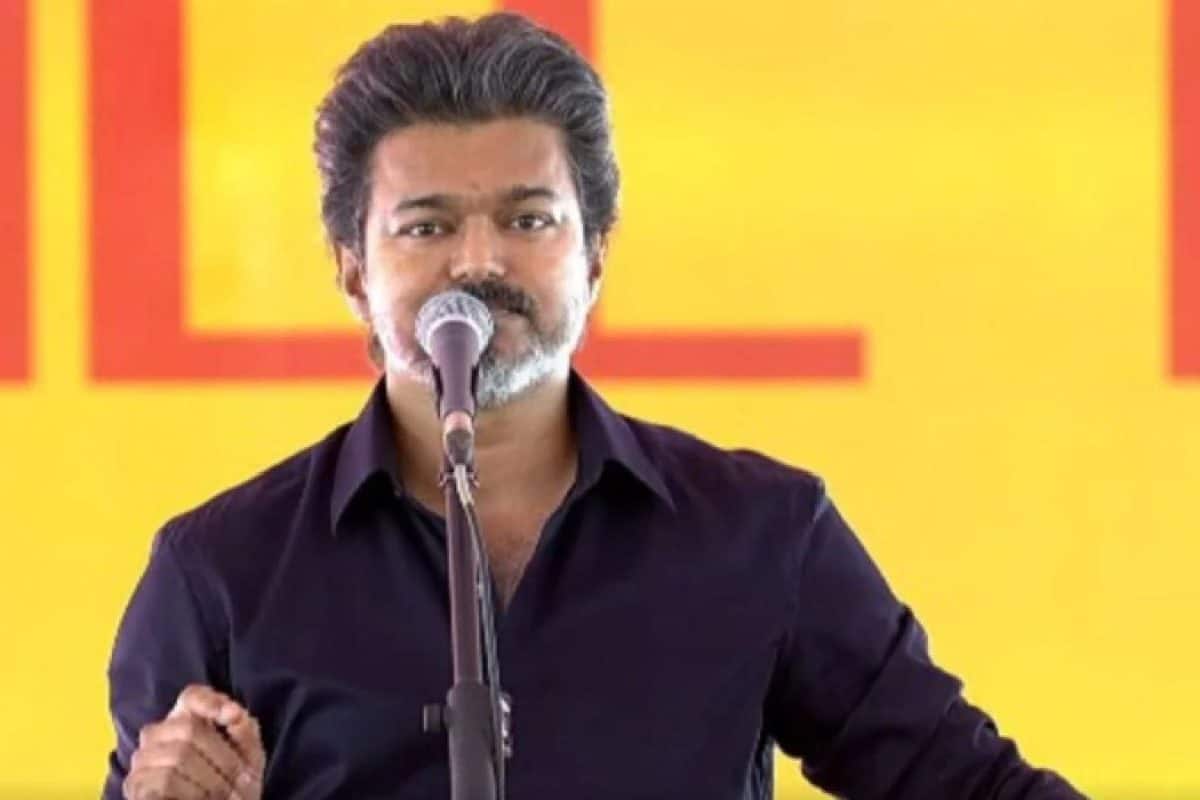 കരൂരിൽ കറുപ്പണിഞ്ഞ് വിജയ്;41 ആരാധകർ മരിച്ച ദുരന്തഭൂമിയിലേക്ക് 287 ദിവസത്തിനു ശേഷം മുഖ്യമന്ത്രിയായി മടങ്ങിവരവ്