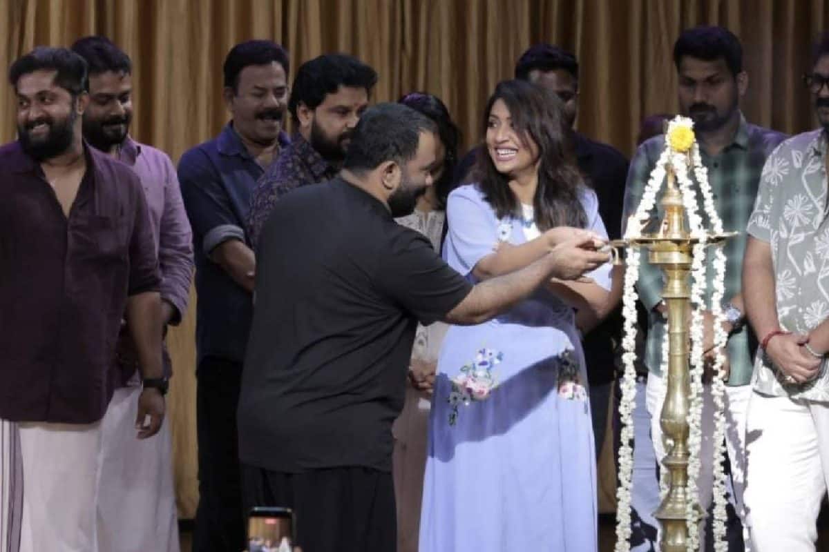 സിഎം ആവുമ്പോൾ നവ്യ സാരി ഉടുത്തു വരണം എന്ന് ധ്യാൻ; 'വിസിറ്റർ' ആരംഭിച്ചു