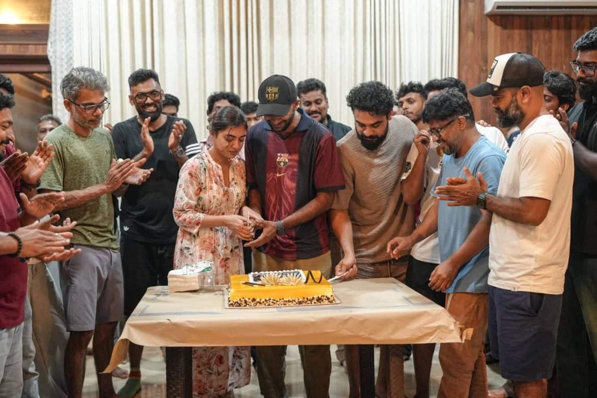 ബാഴ്സയുടെ ഹോം ഗ്രൗണ്ടിൽ ഇരുന്ന് ടൈറ്റിൽ ലോഞ്ച് ചെയ്ത ടൊവിനോ-നസ്രിയ ചിത്രം 'ഗ്രാസ്യാസ് എൽ ക്ലാസിക്കോ' കേരള ഷെഡ്യൂൾ പാക്കപ്പ്