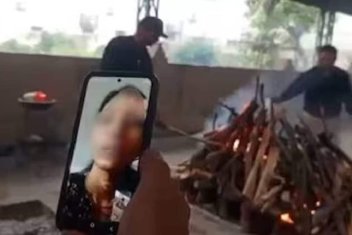 'ഒട്ടും സമയമില്ല'; വയോജന സദനത്തിൽ മരിച്ച പിതാവിന്റെ അന്ത്യകർമങ്ങൾ പെൺമക്കൾ വിഡിയോ കോളിലൂടെ കണ്ടു