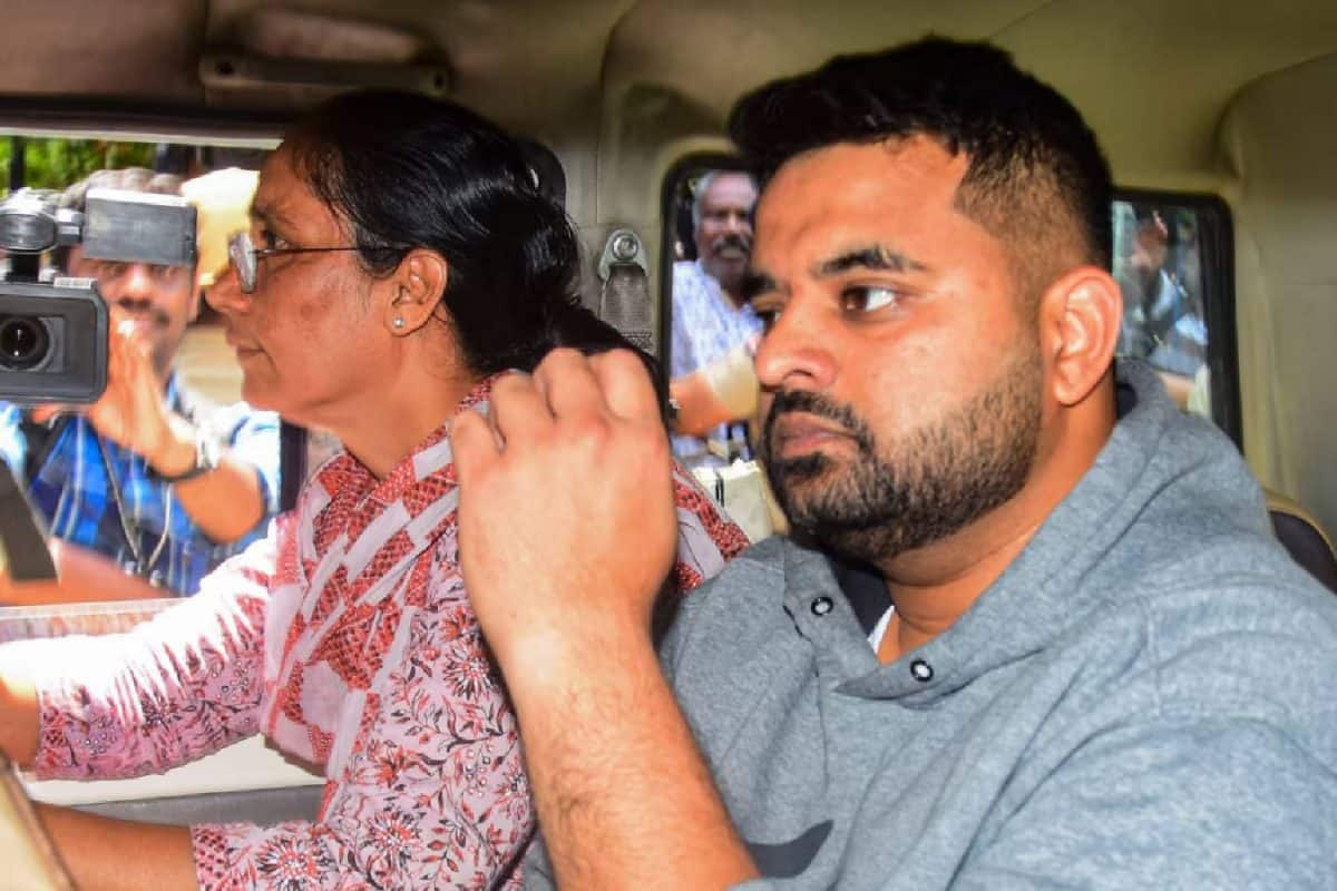 രേവണ്ണയുടെ ജയിൽ മുറിയിൽ നിന്ന് പിടിച്ചെടുത്ത ഫോണിൽ തൊണ്ണൂറോളം നീലച്ചിത്രങ്ങള്