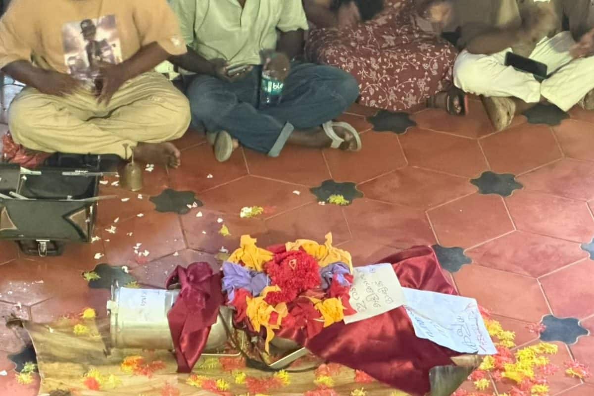 കാലടി സർവകലാശാലയിൽ വനിതാ വൈസ് ചാൻസലർക്ക് എസ്എഫ്ഐയുടെ പ്രതീകാത്മക ശവസംസ്കാരസമരം