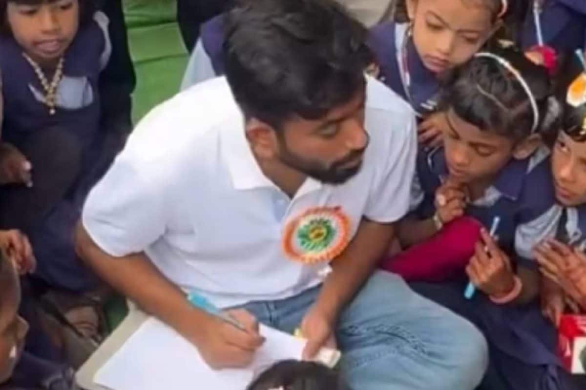 സ്കൂളുകളുടെ ശോച്യാവസ്ഥയ്ക്കെതിരെ 'സ്കൂൾ ഠീക്ക് കരോ' കാമ്പെയ്നുമായി അഭിജീത് ദീപ്കെ