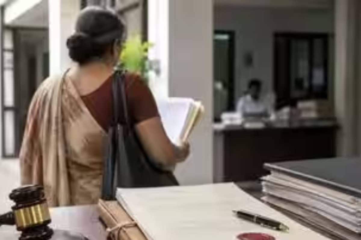 57 വയസ്സുള്ള അമ്മ ‘മുതിർന്ന പൗര’യല്ല; മകൻ 6,000 രൂപ ജീവനാംശം നൽകണമെന്ന ഉത്തരവ് മദ്രാസ് ഹൈക്കോടതി റദ്ദാക്കി