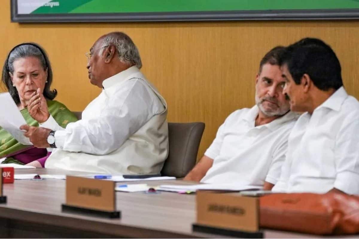 പാർട്ടി പരിപാടികളിൽ വന്ദേമാതരത്തിലെ രണ്ട് ചരണം മാത്രംമതിയെന്ന് കോൺഗ്രസ്; 'പുതിയ മുസ്ലിം ലീഗ്' എന്ന് ബിജെപി