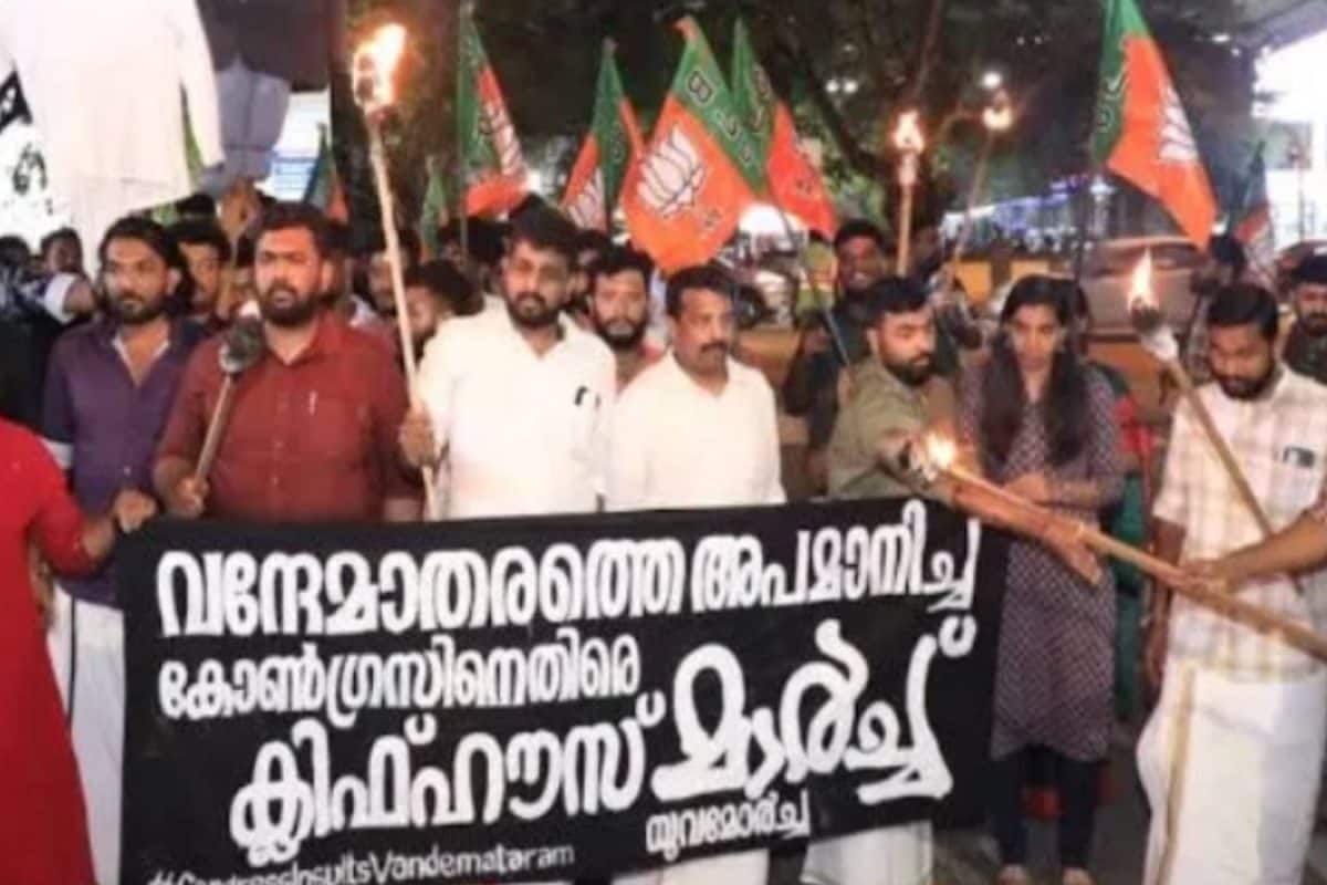വന്ദേമാതരത്തോടുള്ള അവഹേളനത്തിനെതിരെ യുവമോർച്ച; ജിന്നയുടെയും മുഖ്യമന്ത്രിയുടെയും കോലം കത്തിച്ചു