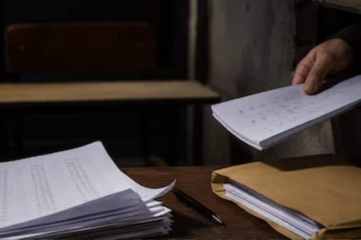 കാമുകി പരീക്ഷ ജയിച്ചതിന് പിന്നാലെ ബന്ധം ഉപേക്ഷിച്ചു; മുൻ കാമുകൻ ചോദ്യപേപ്പർ ചോർച്ച പുറത്തുകൊണ്ടുവന്നു