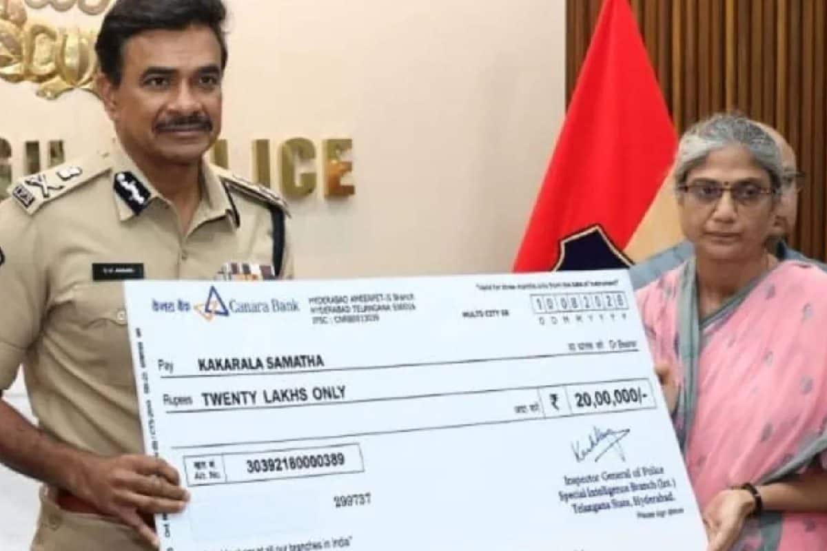 20 ലക്ഷം രൂപ വിലയിട്ട മുതിർന്ന മാവോയിസ്റ്റ് നേതാവ് തെലങ്കാന ഡിജിപിക്ക് മുന്നിൽ കീഴടങ്ങി