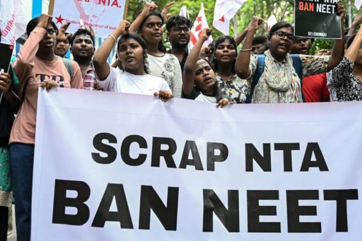 നീറ്റ് ചോദ്യപേപ്പർ ചോർച്ച ആസൂത്രിതമായ ക്രിമിനൽ ഗൂഢാലോചന: സി.ബി.ഐ കുറ്റപത്രത്തിൽ മൂന്ന് എൻ.ടി.എ വിദഗ്ധരും