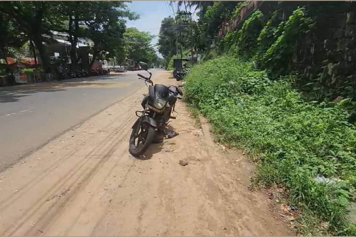 തെങ്ങിൽ നിന്ന് റോഡിലേക്ക് പതിച്ച തേങ്ങ തെറിച്ചു വീണ് ബൈക്ക് യാത്രികൻ മരിച്ചു