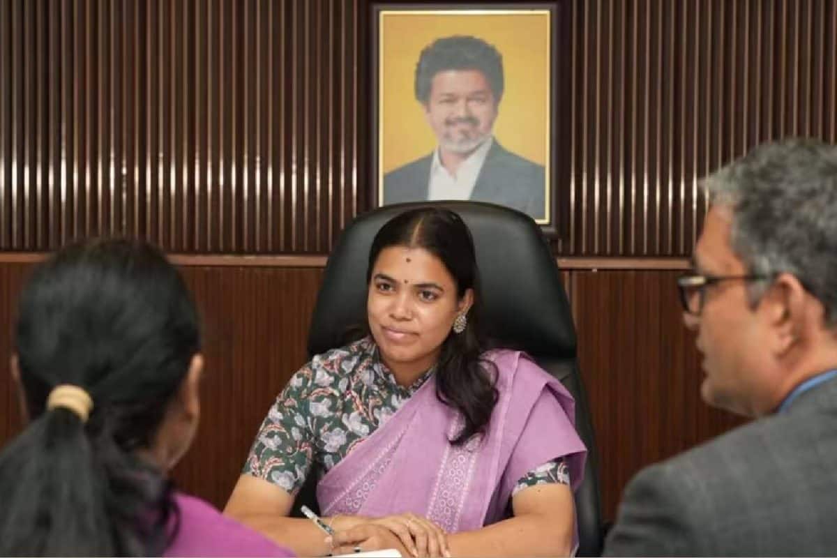 'അവർക്ക് ആർത്തവമായിരുന്നോ?'; വിജയ്യുടെ ലണ്ടൻ പര്യടനത്തിൽ പങ്കെടുക്കാത്ത മന്ത്രിക്ക് ഡിഎംകെയുടെ സ്ത്രീവിരുദ്ധ പരാമർശം