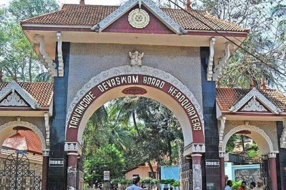 തിരുവനന്തപുരത്ത് ശ്രീകൃഷ്ണസ്വാമി ക്ഷേത്രത്തിലെ തിരുവാഭരണങ്ങൾ കൈവശം വെച്ചു; ദേവസ്വം ഉദ്യോഗസ്ഥയ്ക്കെതിരെ വിജിലൻസ്