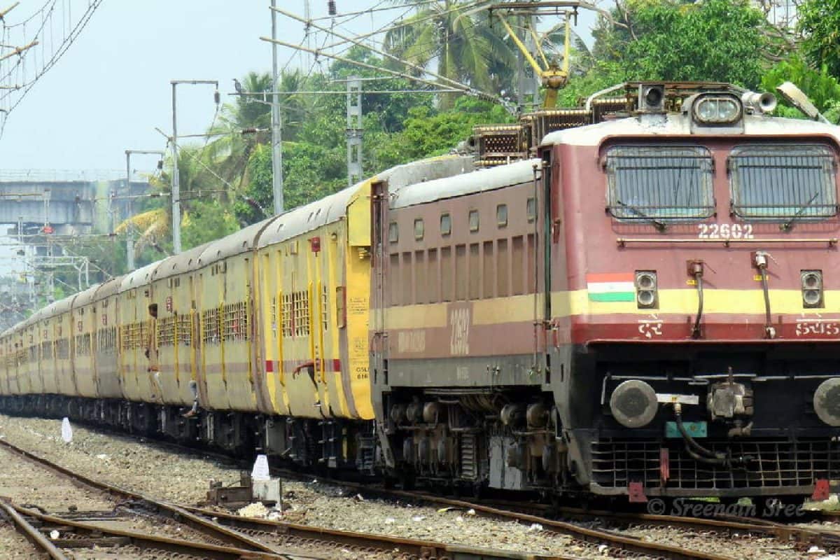 മലബാർ, മാവേലി, എഗ്മൂർ എക്സ്പ്രസുകളിൽ അധിക സ്ലീപ്പർ കോച്ചുകൾ; നവരാത്രി സ്പെഷൽ സർവീസുകളും പ്രഖ്യാപിച്ചു