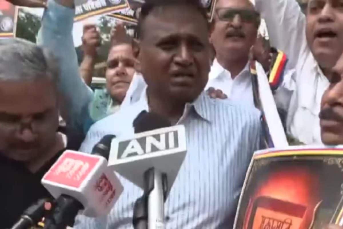 ആർഎസ്എസ് ആസ്ഥാനത്തിന് മുന്നിൽ മനുസ്മൃതി കത്തിച്ച കോൺഗ്രസ് നേതാവ് പോലീസ് കസ്റ്റഡിയിൽ