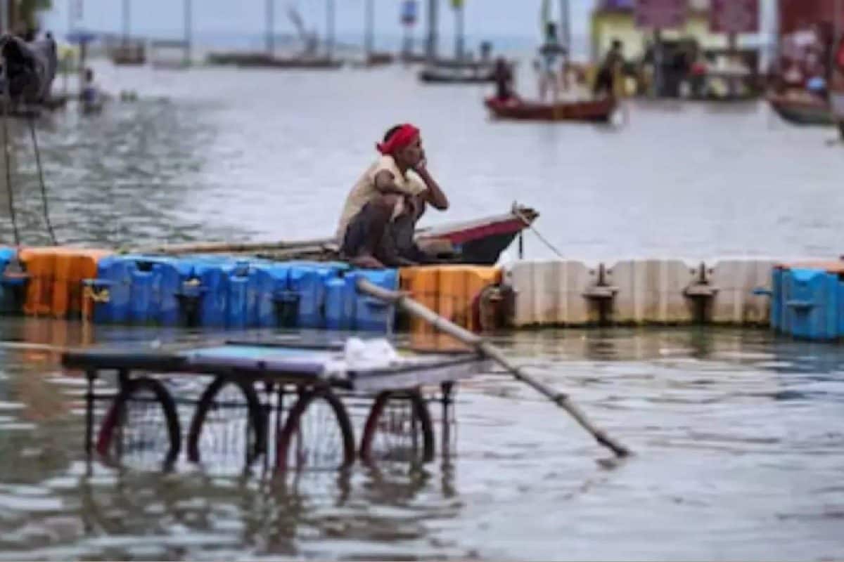 ഉത്തർപ്രദേശിൽ മുന്നറിയിപ്പില്ലാതെ മഴ പെയ്യുന്നു; ദേവേന്ദ്രനെതിരെ പരാതിയുമായി നാട്ടുകാരൻ