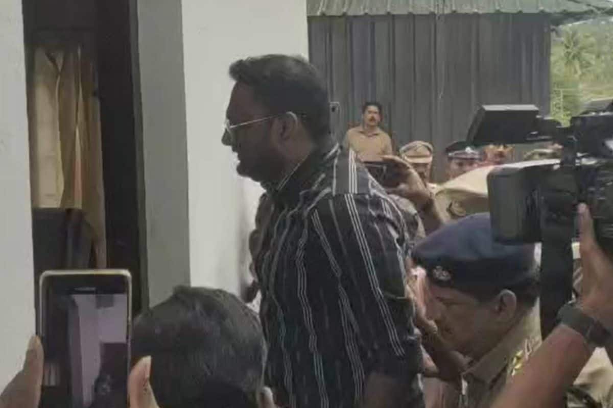 ആന്റോ അഗസ്റ്റിന്റെ വീട്ടിൽ നിന്ന് പിടിച്ചെടുത്തവയിൽ 12.75 ലിറ്റർ വ്യാജമദ്യവും: എക്സൈസ് റിപ്പോർട്ട്