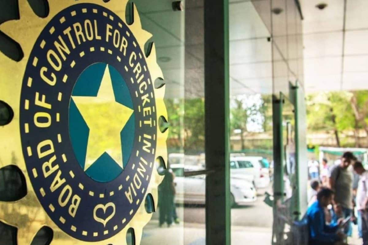 മൂന്ന് ജനന സർട്ടിഫിക്കറ്റുകൾ ഉപയോഗിച്ച് പ്രായത്തിൽ തട്ടിപ്പ് നടത്തിയ ബംഗാൾ ക്രിക്കറ്റ് താരത്തിന് ബി.സി.സി.ഐ വിലക്ക്