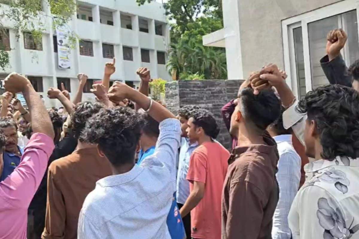 സഹപാഠികളുടെയും അധ്യാപകരുടെയും മോർഫ് ചെയ്ത അശ്ലീല ദൃശ്യങ്ങൾ ശ്രീഹരി വിറ്റത് പണം വാങ്ങി; ചാറ്റ് രേഖകൾ പോലീസിന്