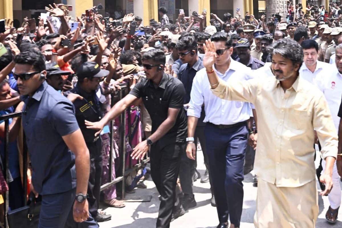 മുഖ്യമന്ത്രി വിജയ് മധുര മീനാക്ഷി അമ്മൻ ക്ഷേത്രത്തിൽ ദർശനം നടത്തി; റോഡ് ഷോയ്ക്കിടെ തിരക്കിനിടെ മൂന്നുപേര് കുഴഞ്ഞുവീണു