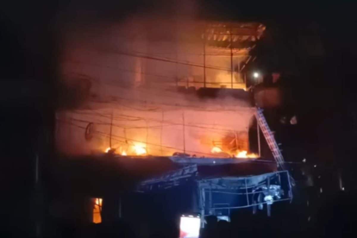 നെടുമങ്ങാട് വൻ തീപിടിത്തം; രണ്ട് ടെക്സ്റ്റൈൽസ് ഷോപ്പുകളും ജ്വല്ലറിയും മൊബൈൽ കടയും കത്തിനശിച്ചു