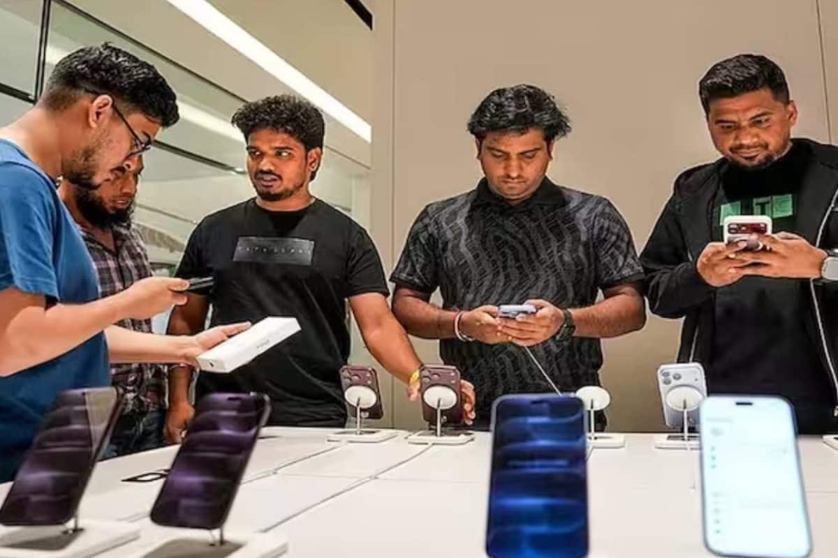 ഐഫോൺ വാങ്ങാൻ ദുബായിലേക്ക് പറക്കുന്ന ഇന്ത്യക്കാർ; അവിടെ ശരിക്കും വിലക്കുറവുണ്ടോ?
