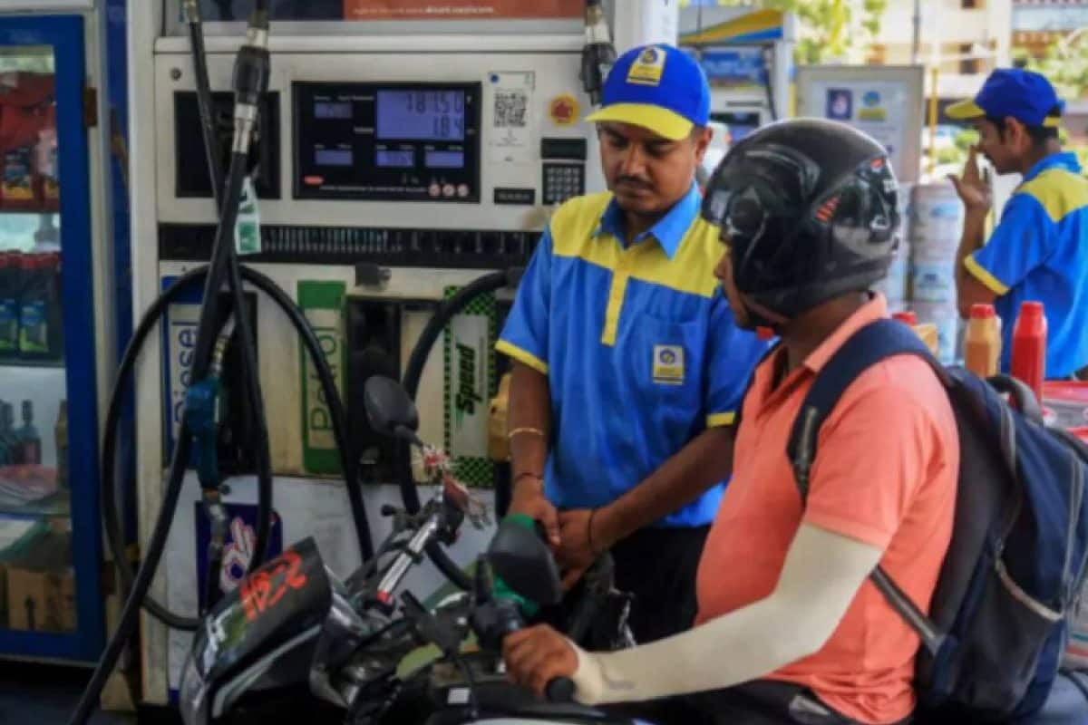 റഷ്യൻ എണ്ണ വാങ്ങിയാൽ 100% തീരുവ: യു.എസ് ഭീഷണി ഇന്ത്യയിലെ പെട്രോൾ വില കൂട്ടുമോ?
