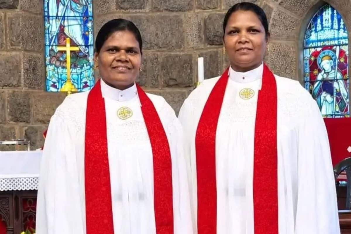 ഇന്ദിര അയ്യപ്പനും വിജയാ കറുപ്പുസ്വാമിയും മൂന്നാറിലെ തേയിലത്തോട്ടത്തിൽ നിന്ന് വൈദിക കുപ്പായത്തിലേക്ക്