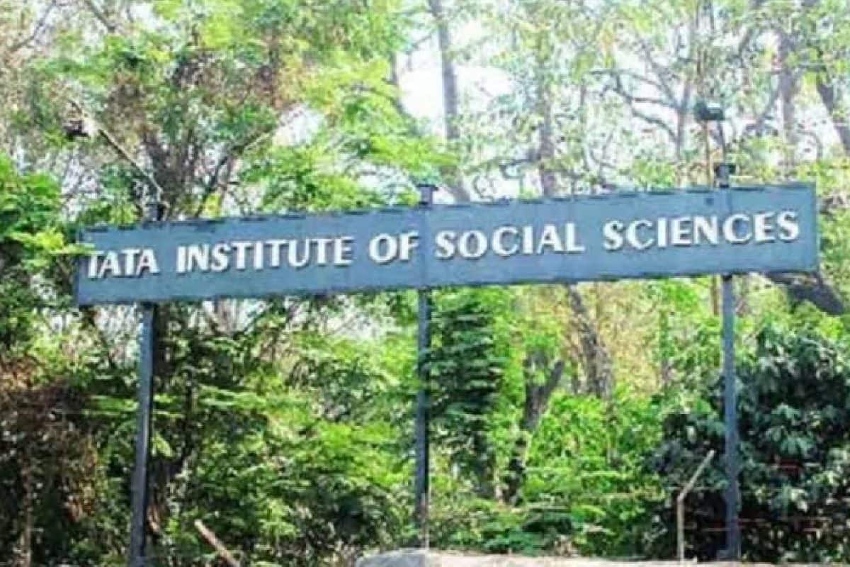 വാട്സ്ആപ്പ് ഗ്രൂപ്പിൻ്റെ പേരിൽ അധ്യാപകനെ പിരിച്ചുവിട്ടത് ഹൈക്കോടതി റദ്ദാക്കി