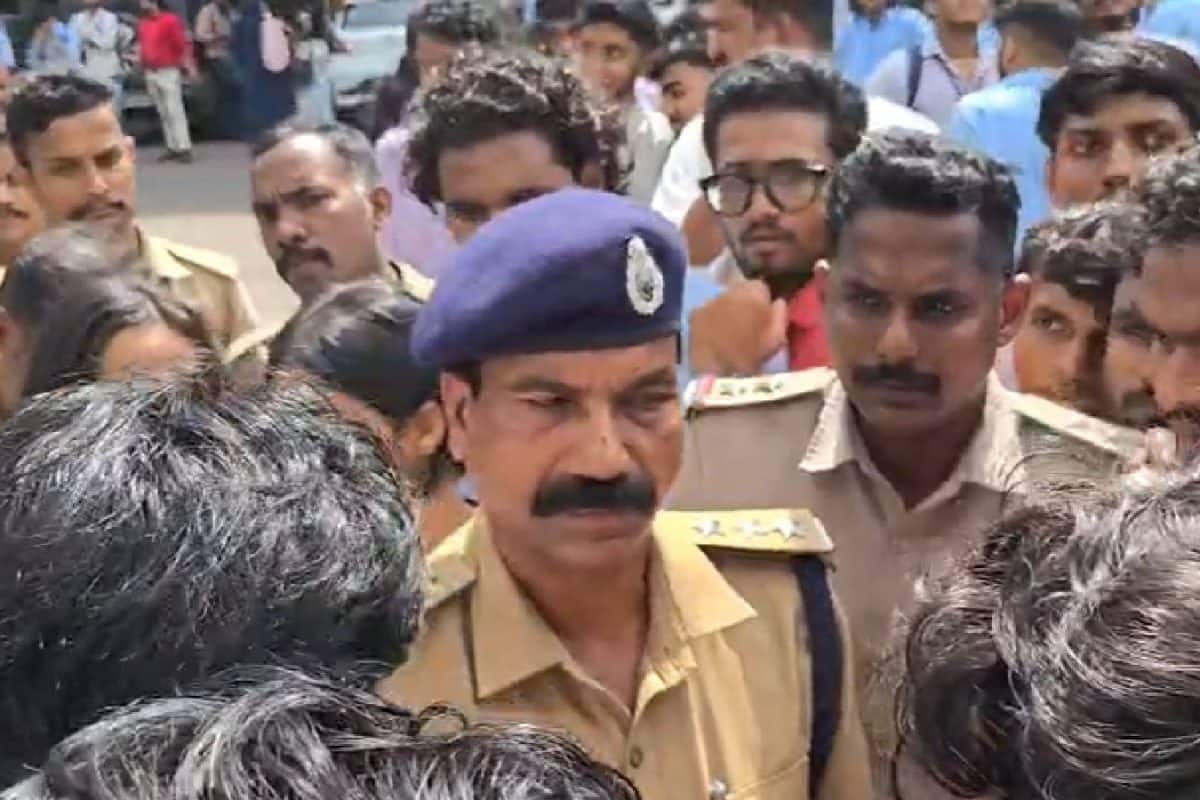 അധ്യാപകരുടെയും സഹപാഠികളുടെയും മോർഫ് ചെയ്ത അശ്ലീല ദൃശ്യങ്ങൾ പ്രചരിപ്പിച്ചു; കൊച്ചിയിൽ കോളേജ് വിദ്യാർത്ഥിക്കെതിരെ കേസ്