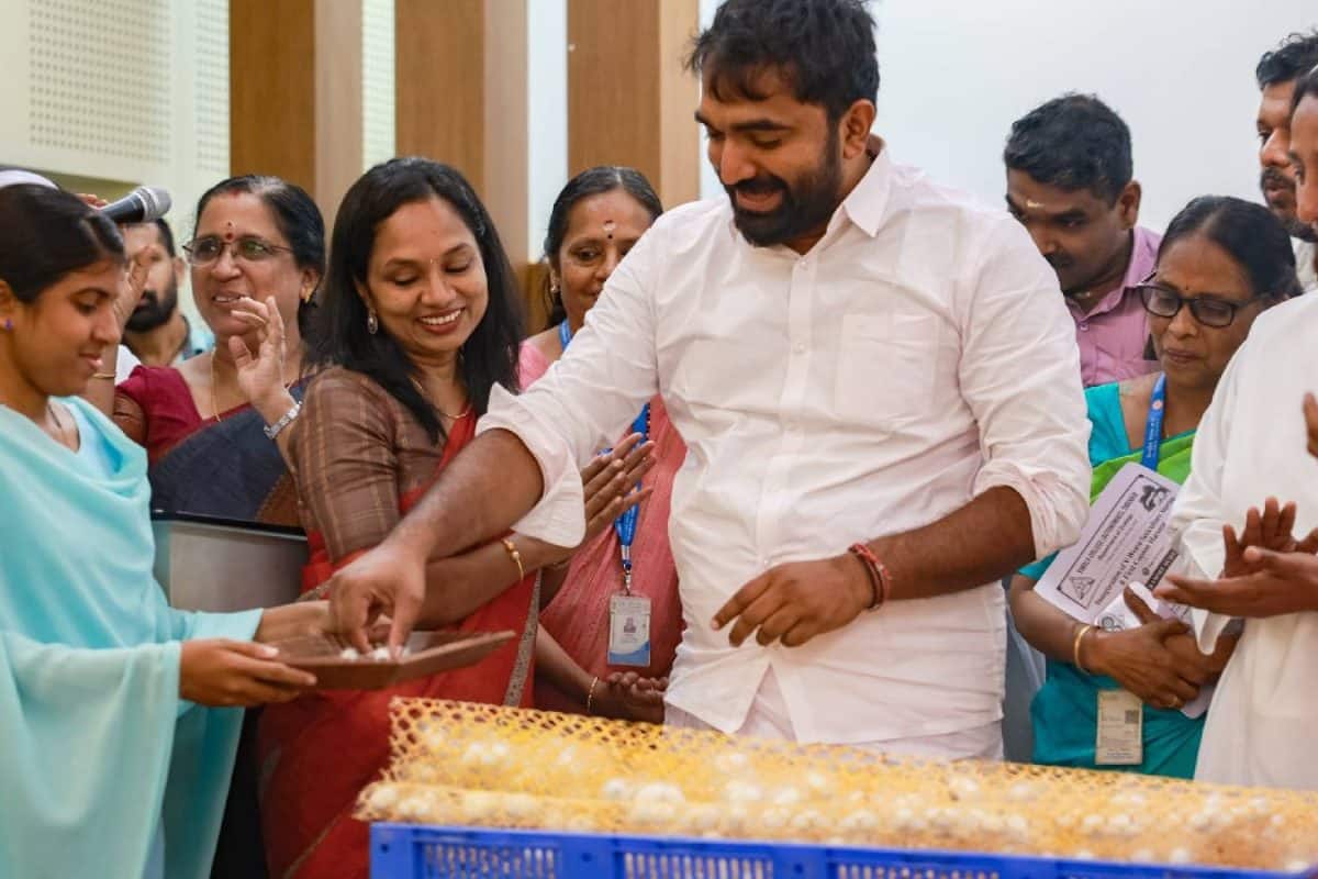 തൃശൂര് വിമല കോളേജിലെ വിദ്യാർത്ഥികൾ ഇനി പട്ടുസാരി നെയ്യും; രാജ്യത്തെ പ്രഥമ സെറി കൾച്ചർ സ്റ്റാർട്ട് അപ്പ്
