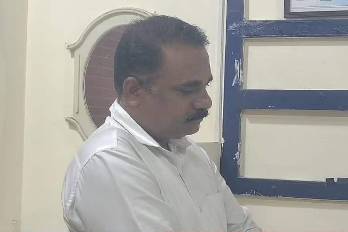 ഭർത്താവിനൊപ്പം ട്രെയിനിൽ യാത്ര ചെയ്ത സ്ത്രീയോട് മദ്യലഹരിയിൽ ലൈംഗികാതിക്രമം നടത്തിയ ടിടിഇ അറസ്റ്റിൽ