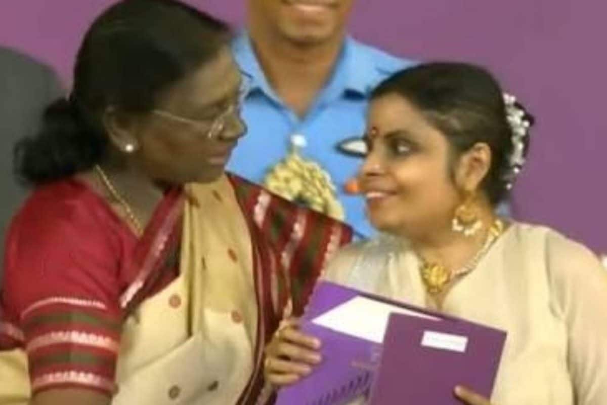 രാഷ്ട്രപതിയിൽ നിന്ന് ദേശീയ അവാർഡ് ഏറ്റുവാങ്ങി ഗായിക വൈക്കം വിജയലക്ഷ്മി ; കയ്യടിച്ചുകൊണ്ട് ആദരമർപ്പിച്ച് സദസ്