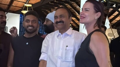 മുഖ്യമന്ത്രി വി ഡി സതീശനും എൽമയും കണ്ടുമുട്ടിയപ്പോൾ‌