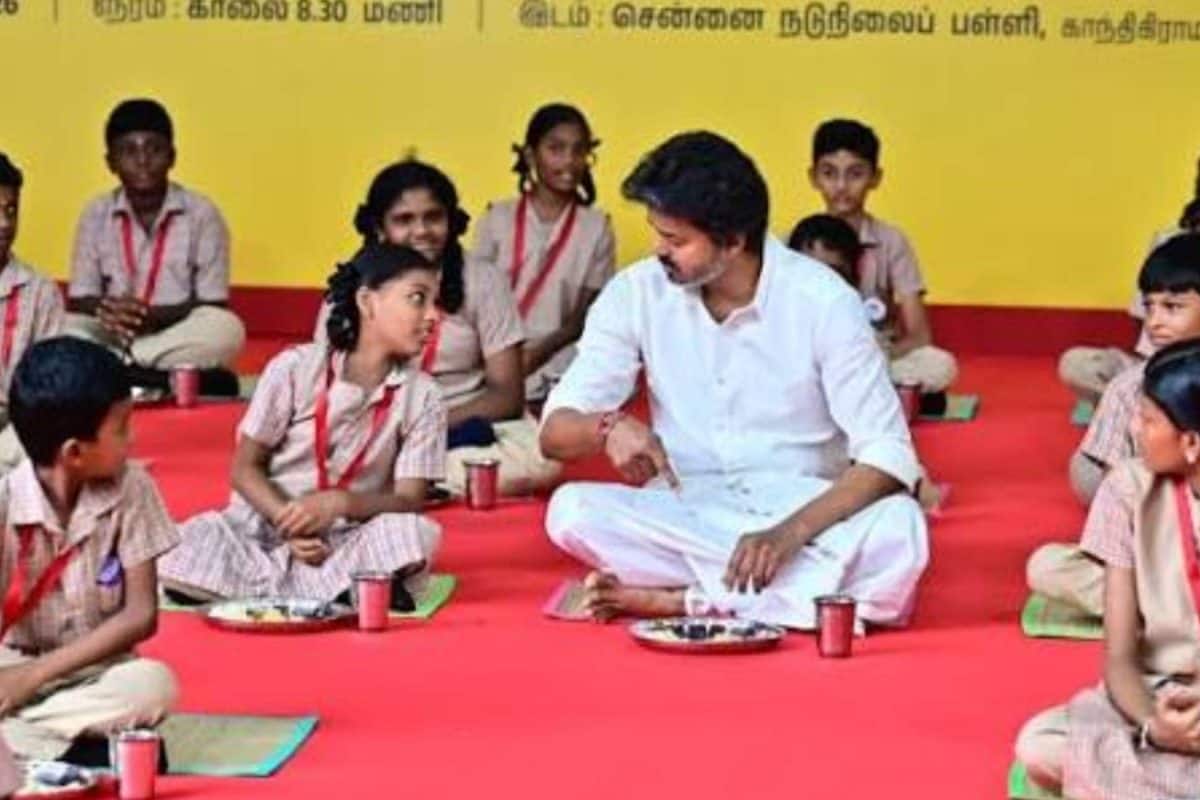 തമിഴ്നാട്ടിൽ 8-ാം ക്ലാസ് വരെയുള്ള വിദ്യാർത്ഥികൾക്കും പ്രഭാതഭക്ഷണം സൗജന്യം; കുട്ടികൾക്കൊപ്പമിരുന്ന് ഭക്ഷണം കഴിച്ച് മുഖ്യമന്ത്രി വിജയ്