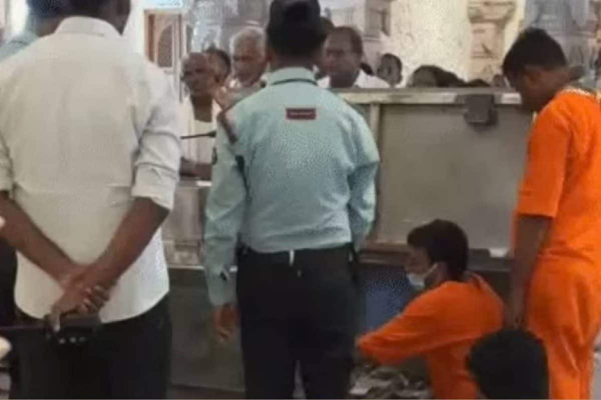 അയോദ്ധ്യ രാമക്ഷേത്രത്തിലെ കാണിക്കയെണ്ണുന്ന ജീവനക്കാർ ഇനി പോക്കറ്റില്ലാ ജമ്പ്സ്യൂട്ട് ധരിക്കണം
