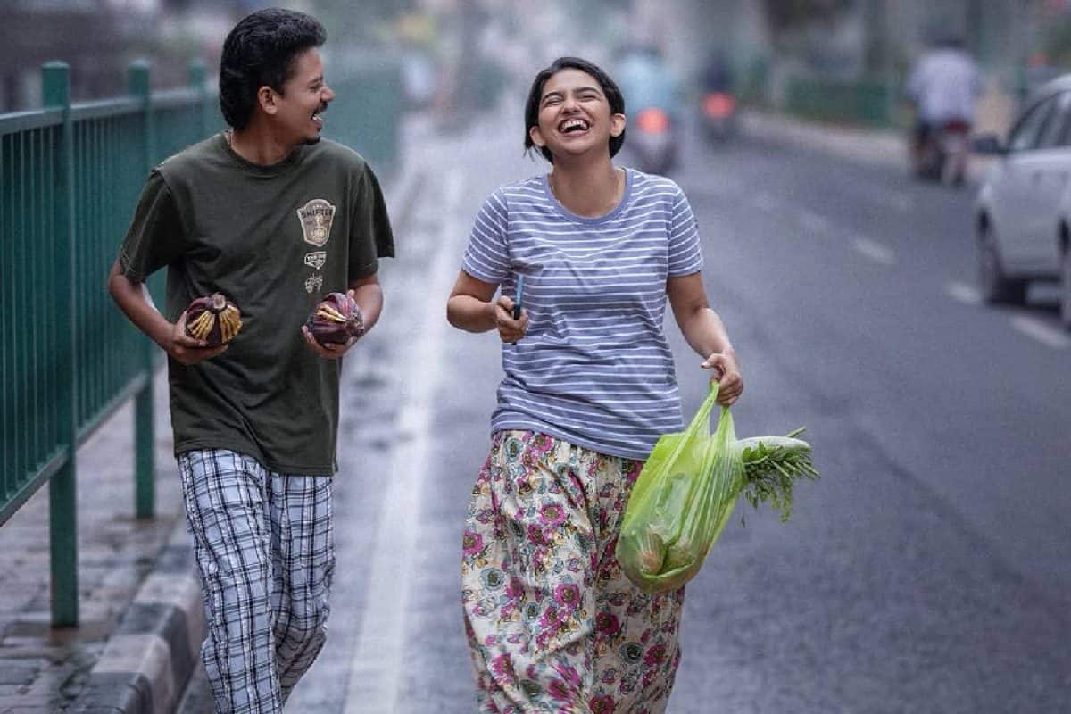 അടുത്ത വർഷത്തെ ആദ്യ മലയാള റിലീസ് പ്രഖ്യാപിച്ചു; മമിതാ ബൈജു, സംഗീത് പ്രതാപ് ചിത്രം 'ഹലോ ഡിയർ' ജനുവരിയിൽ