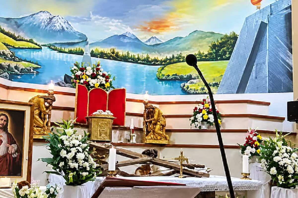 കുർബാനയ്ക്കിടെ പള്ളിയിലെ തടി കുരിശ് ദേഹത്തേക്ക് വീണ് വൈദികൻ മരിച്ചു