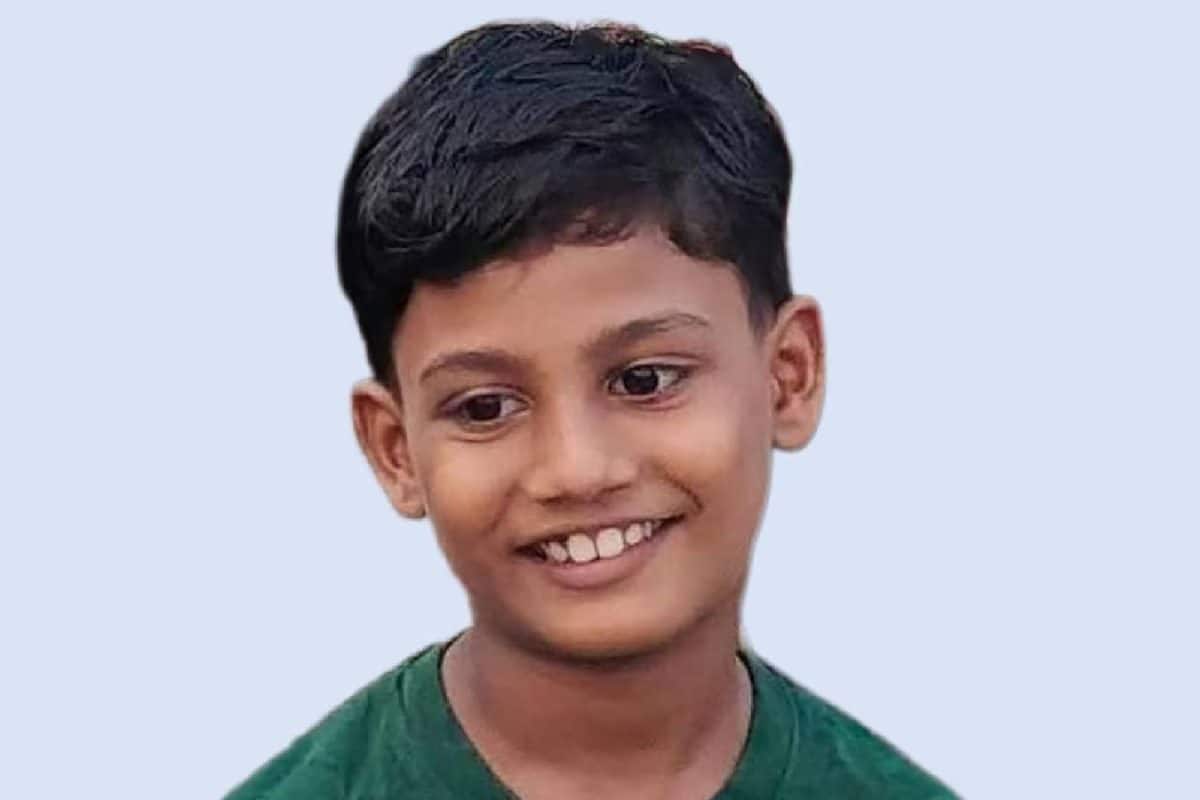 വിനോദയാത്ര കഴിഞ്ഞു ബസിൽ മറന്നുവച്ച ചെരിപ്പെടുത്ത് തിരിച്ചിറങ്ങവേ ഒൻപതുകാരൻ കാറിടിച്ചു മരിച്ചു