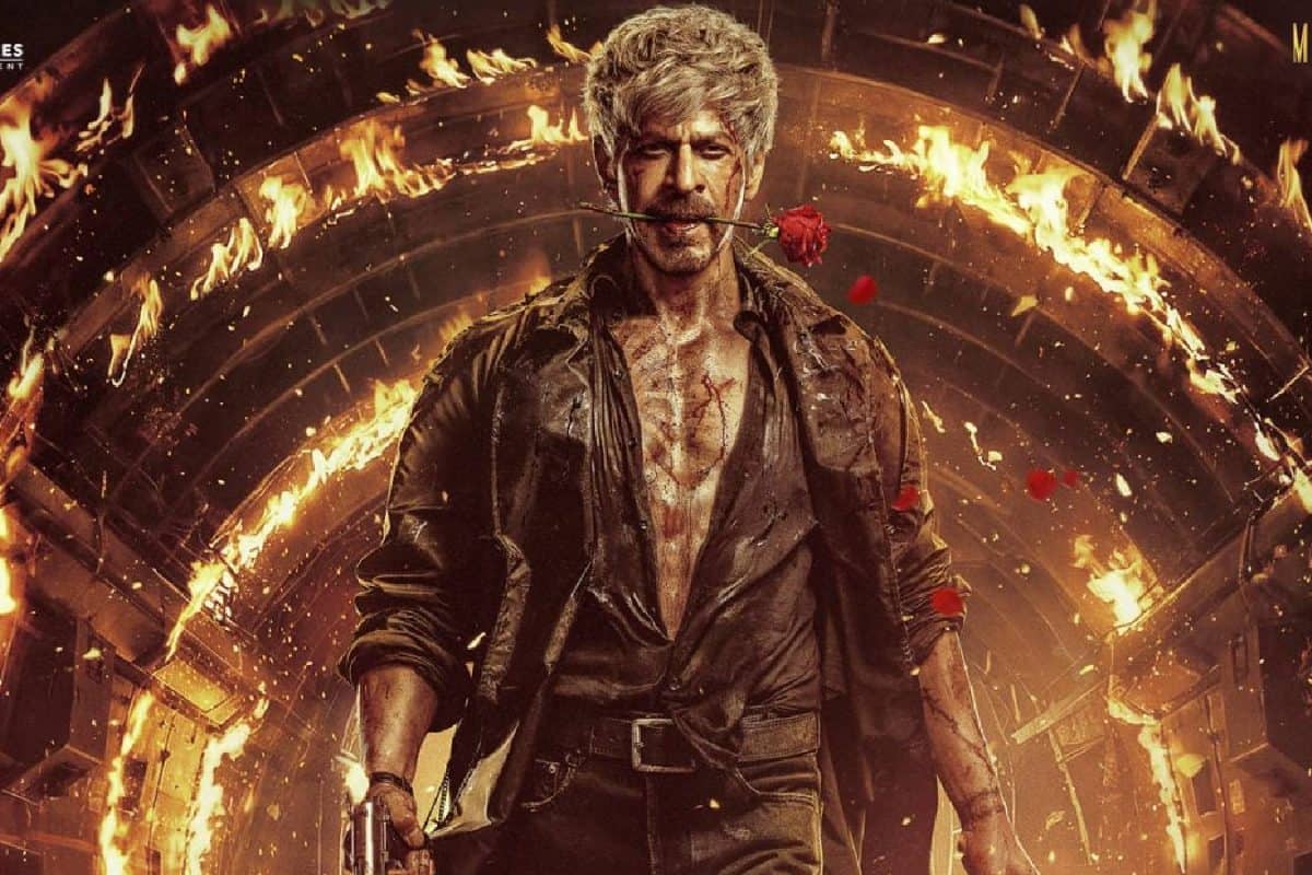 King movie | ചുറ്റും അഗ്നി; ചുണ്ടുകൾക്കിടയിൽ റോസാപ്പൂവുമായി നടന്നുവരുന്ന ഷാരൂഖ്; 'കിംഗ്' സിനിമയുടെ തീപാറുന്ന പോസ്റ്റർ